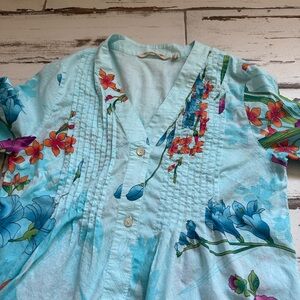 Ladies Soft Surroundings blue floral button front tunic